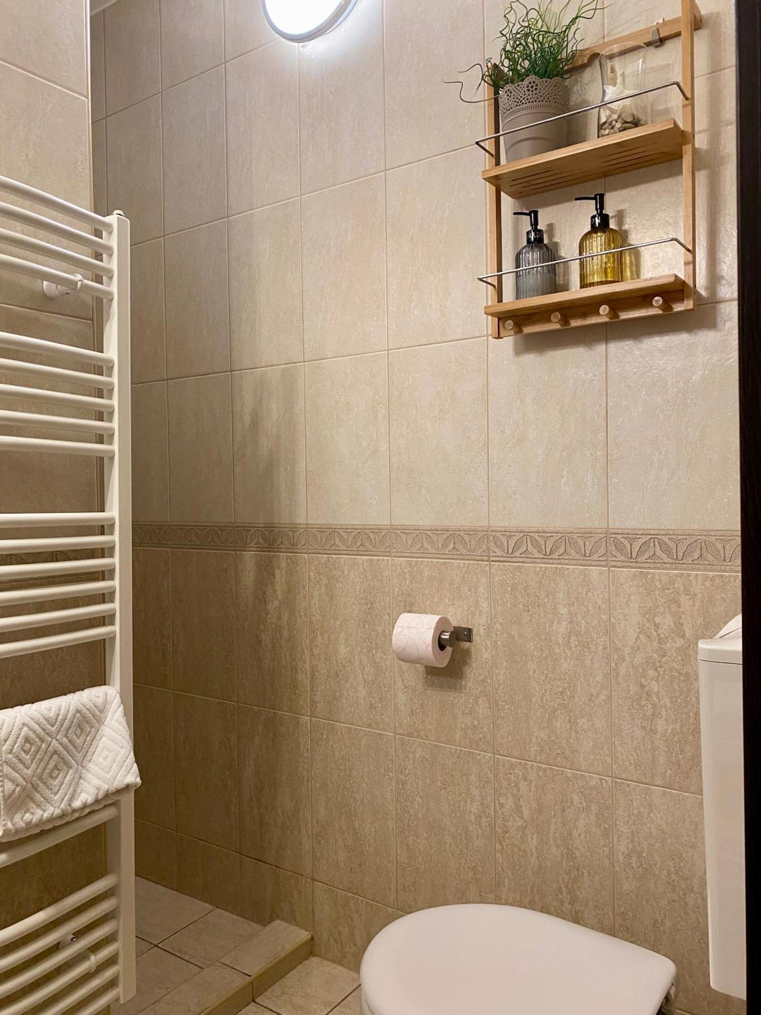 Bellevue Vendeghaz 2 Hotel Vac Ngoại thất bức ảnh