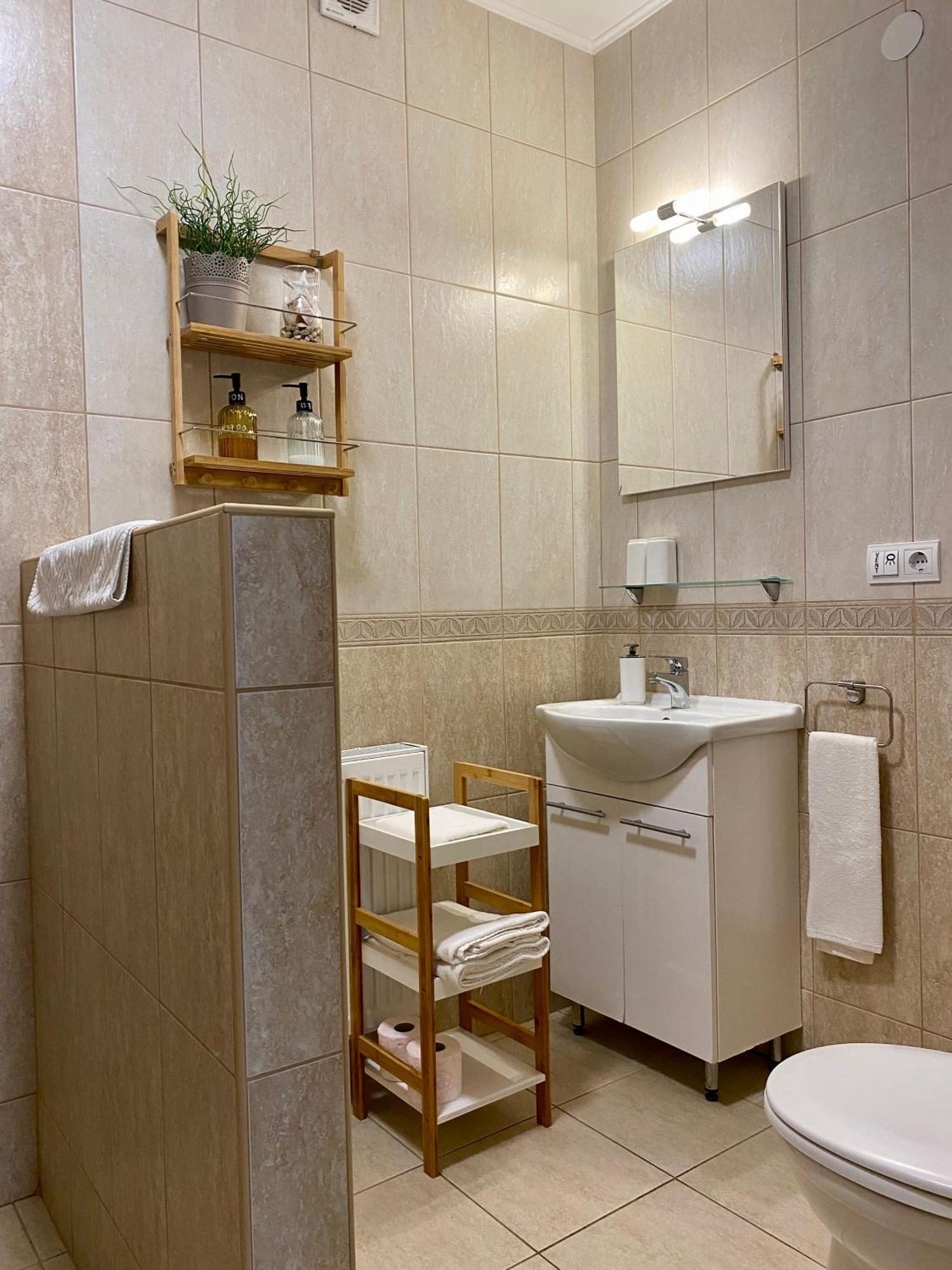 Bellevue Vendeghaz 2 Hotel Vac Ngoại thất bức ảnh